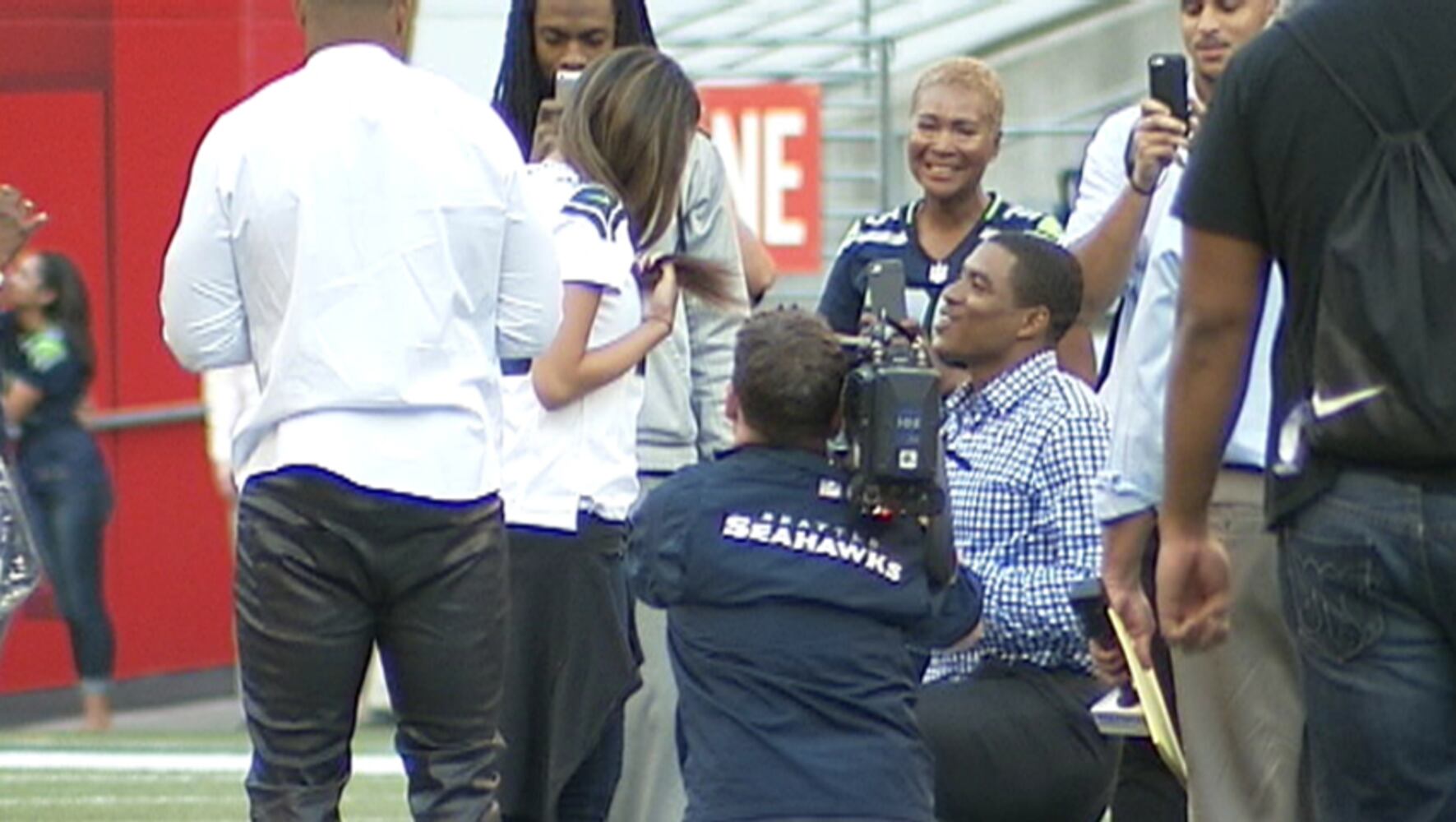 Seahawks CB DeShawn Shead proposes to girlfriend after game