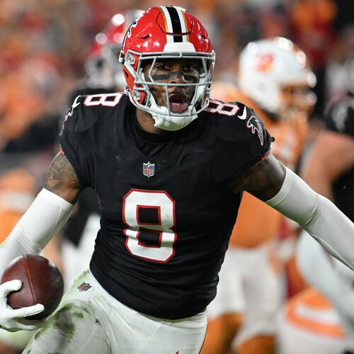 Atlanta Falcons tight end Kyle Pitts Sr. runs against the Tampa Bay Buccaneers during the first half of Thursday's game. (Jason Behnken/AP)