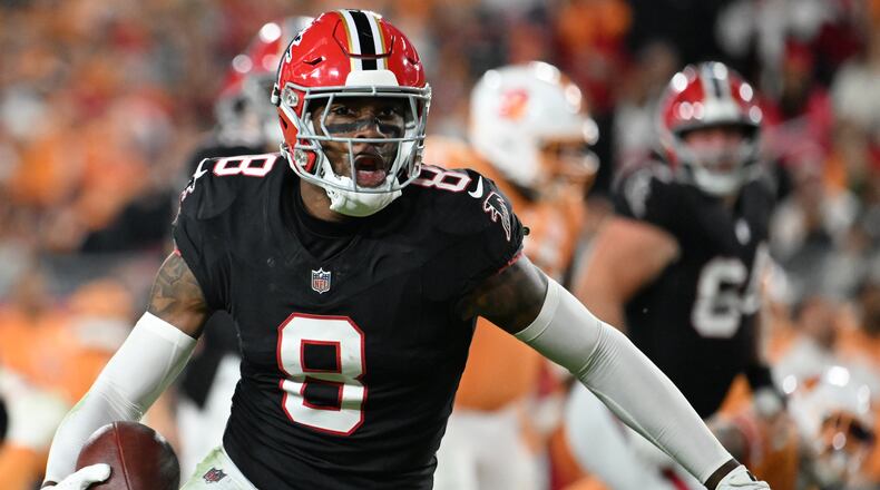 Atlanta Falcons tight end Kyle Pitts Sr. runs against the Tampa Bay Buccaneers during the first half of Thursday's game. (Jason Behnken/AP)