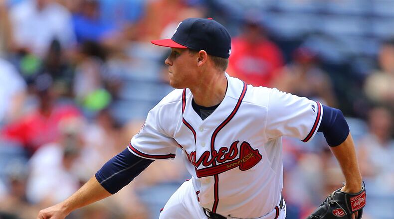 Braves right handed pitcher Shae Simmons delivers a pitch against the Mariners.