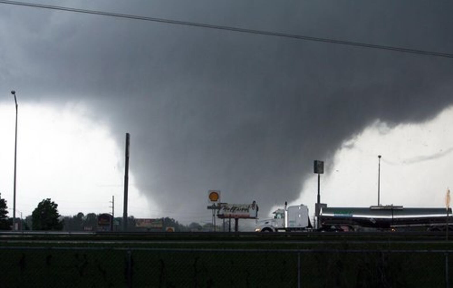 Deadly tornado rips through Tuscaloosa, Ala.