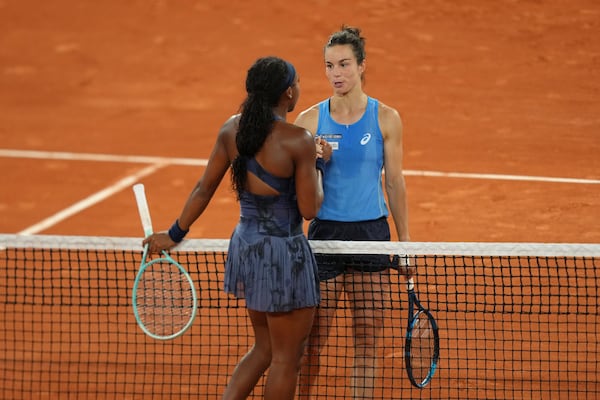 Winner Coco Gauff of the U.S., left, and France's Lois Boisson shake hands after their semifinal match of the French Tennis Open at the Roland-Garros stadium in Paris, Thursday, June 5, 2025. (AP Photo/Aurelien Morissard)
