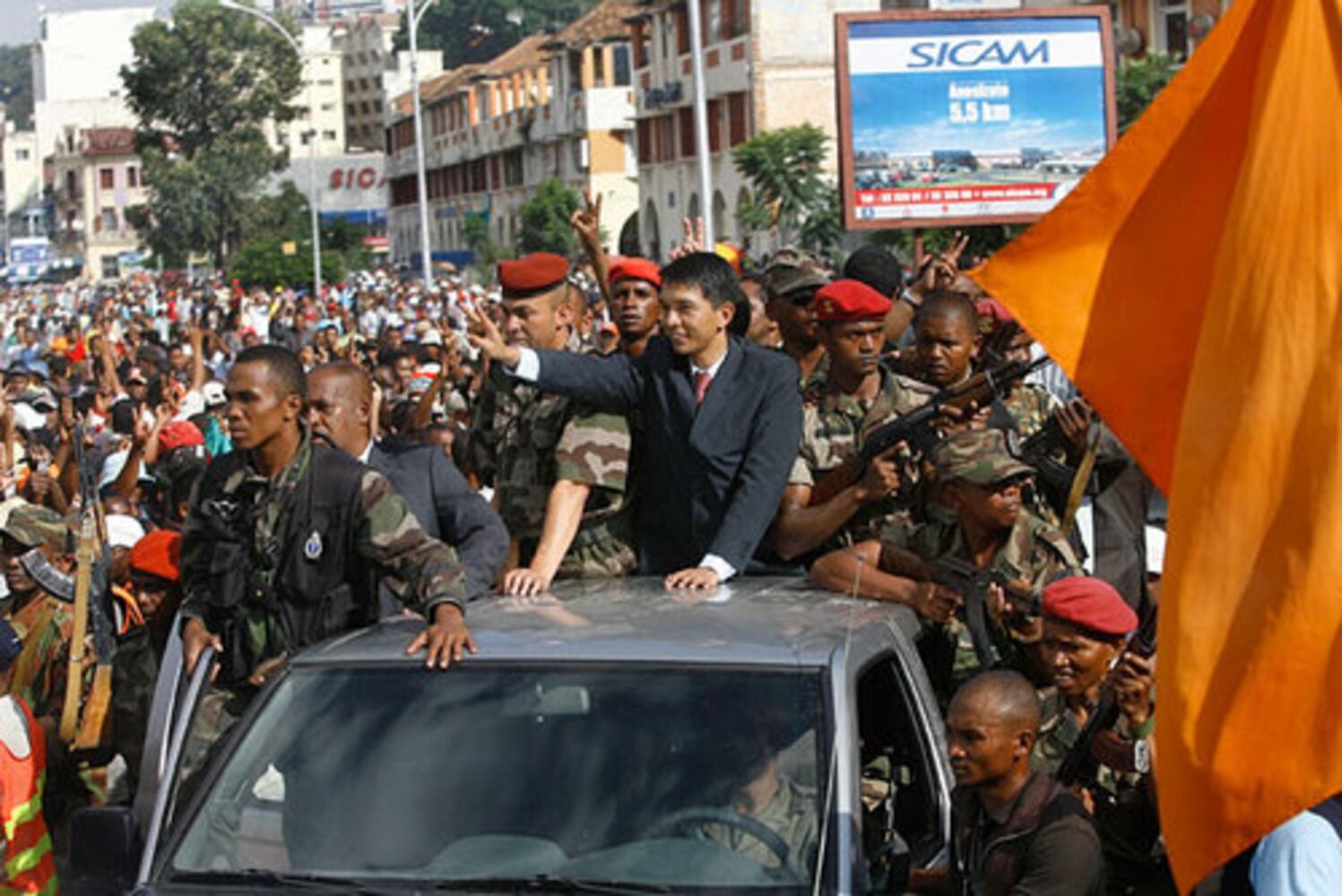 Madagascar dissolves government