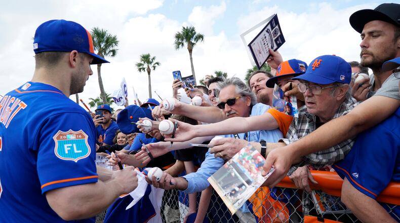 New York Mets fans clamor for an autograph from David Wright on the first full day of spring training in Port St. Lucie, Fla., Feb. 19, 2016. (Craig Litten/The New York Times)