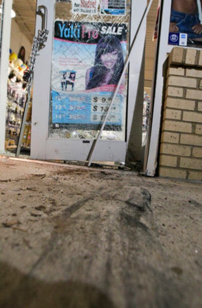 Thieves hit beauty supply store