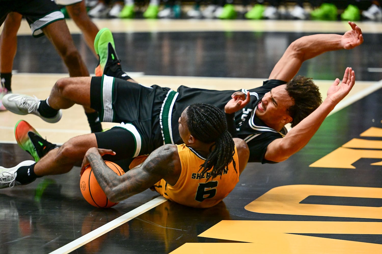 South Florida forward Caleb Sanders (right) fights for possession of a lose ball against Kennesaw State forward Frankquon Sherman (left) during the second half of a game Sunday, Nov. 16, 2025 at Kennesaw State University. (Daniel Varnado for the AJC)