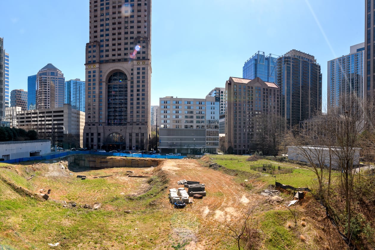 The undeveloped lot at 98 14th St. is slated to be redeveloped into a public greenspace area. In November 2025, the Midtown Alliance selected Field Operations to design the project. (Courtesy of Midtown Alliance)
