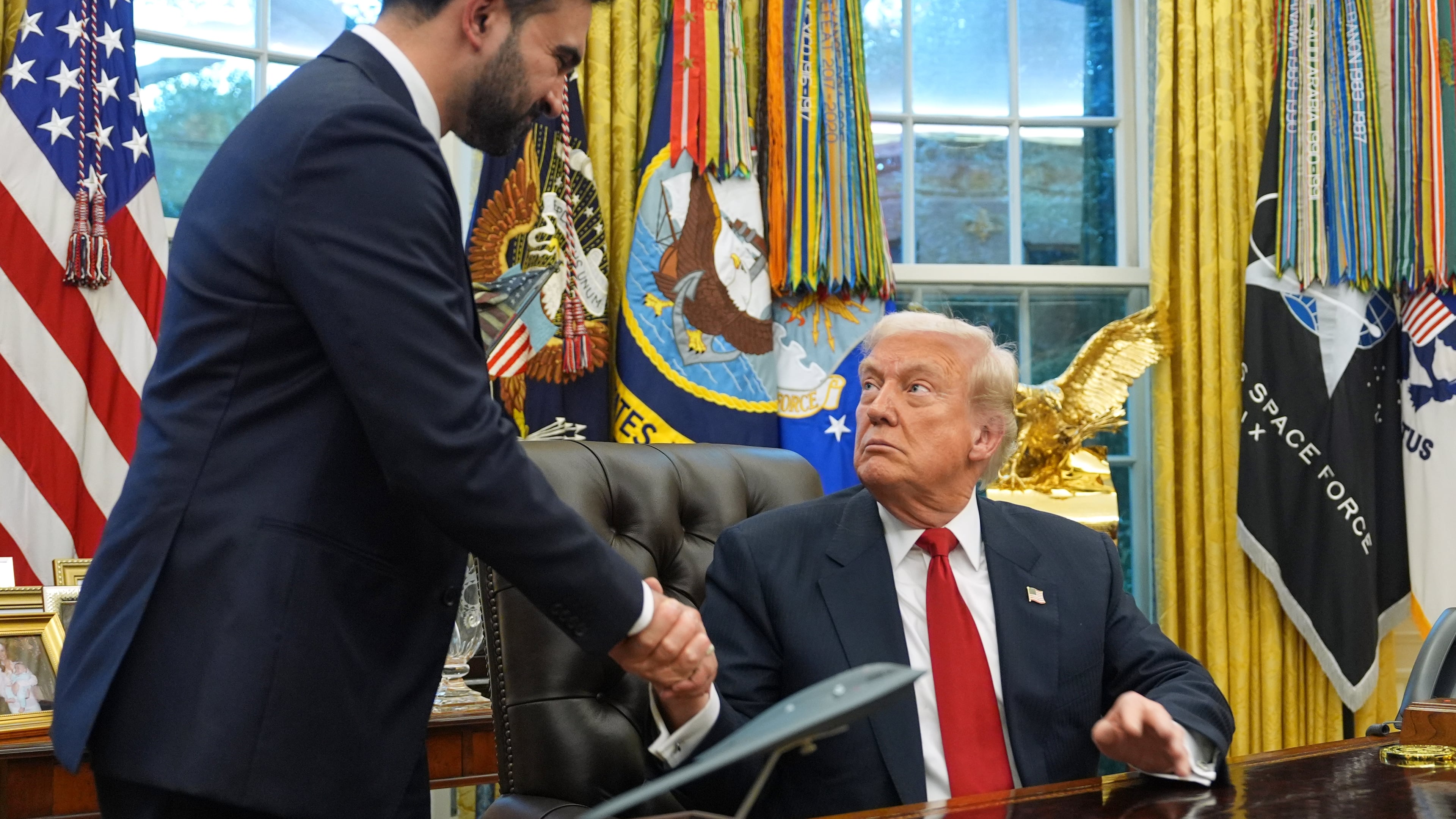 President Donald Trump shakes hands with New York City Mayor-elect Zohran Mamdani in the Oval Office of the White House, Friday, Nov. 21, 2025, in Washington. (AP Photo/Evan Vucci)