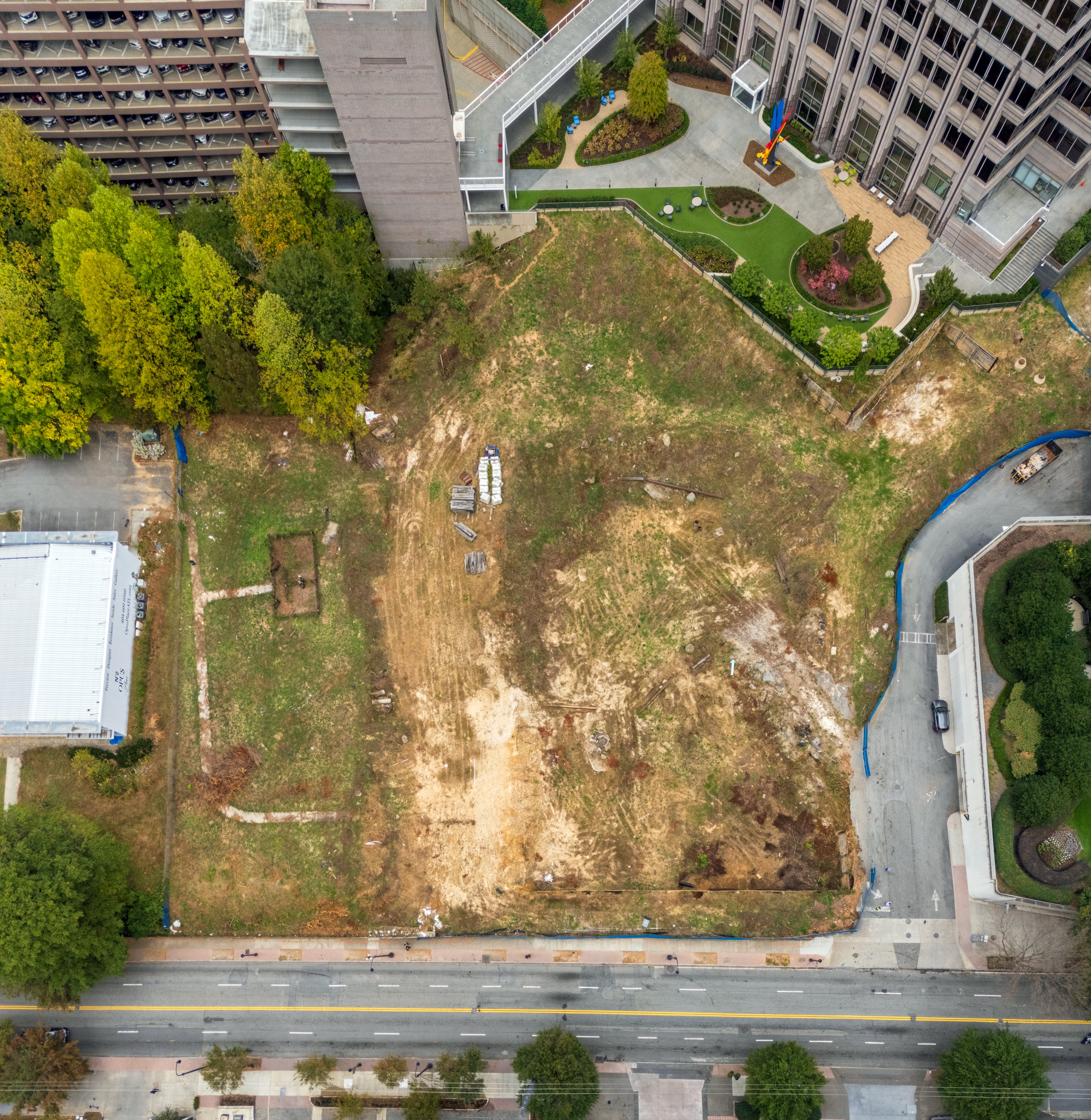 The undeveloped lot at 98 14th St. is slated to be redeveloped into a public greenspace area. In November 2025, the Midtown Alliance selected Field Operations to design the project. (Courtesy of Midtown Alliance)