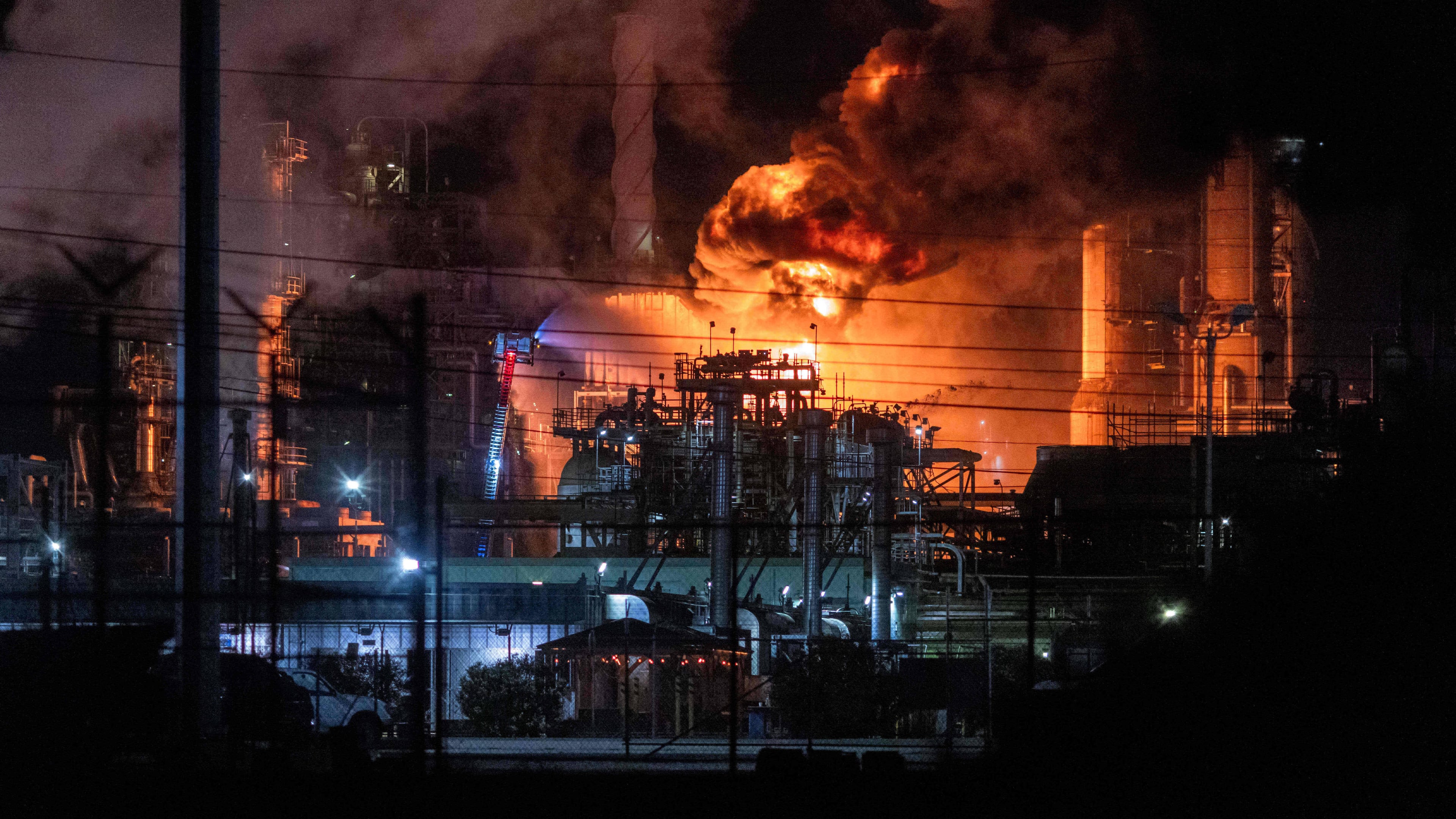 Flames rise from the Chevron refinery in El Segundo, Calif., Thursday, Oct. 2, 2025. (AP Photo/Ethan Swope)