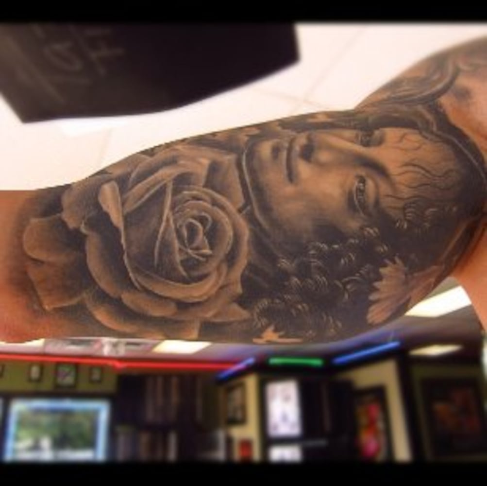 Atlanta tattoo artist inks baseball players, including Braves