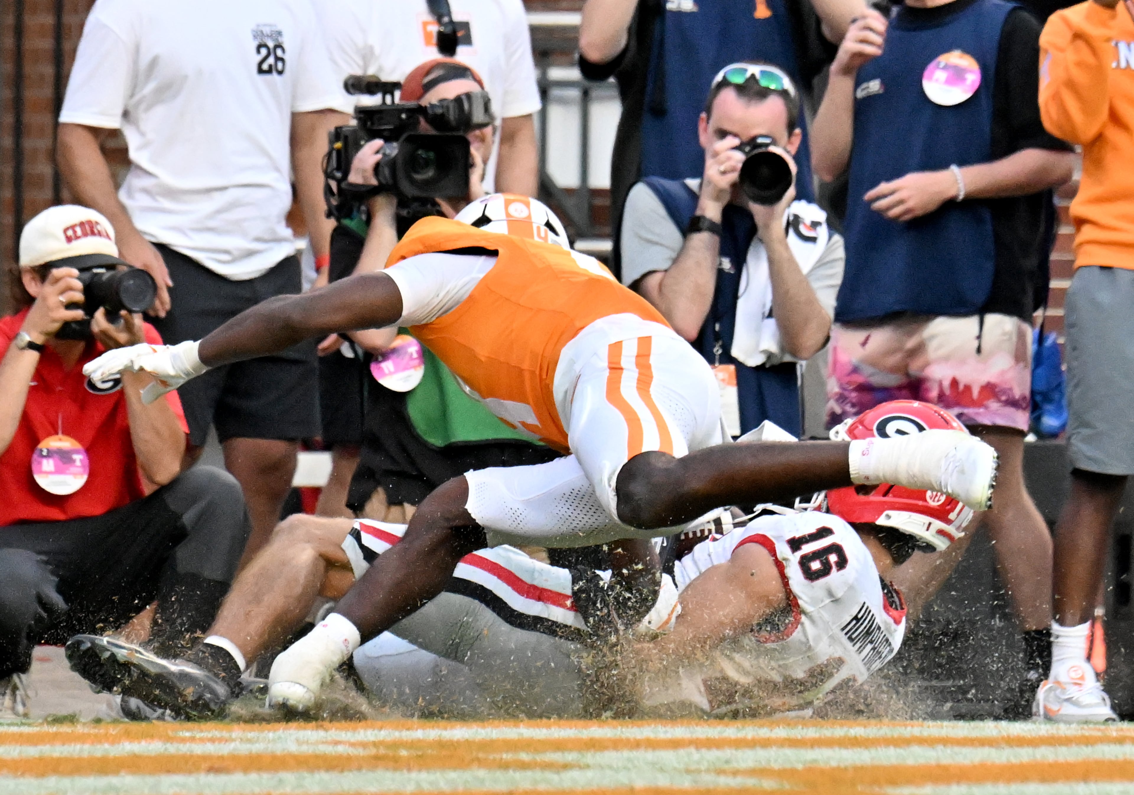 Georgia wide receiver London Humphreys (back) hauls in a touchdown catch against Tennessee defensive back Ty Redmond near the end of fourth quarter at Neyland Stadium on Saturday, Sept. 13, 2025, in Knoxville, Tenn. (Hyosub Shin/AJC)