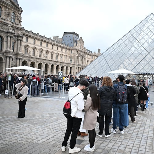 People queue outside the Louvre museum in Paris on Monday, Oct. 20, 2025, although it remains closed for the day after Sunday's jewels robbery. (AP Photo/Emma Da Silva)