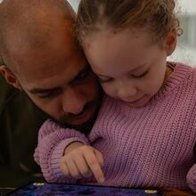 Kasim Edebali and his daughter Yara play a game on a tablet, in Hamburg, Germany. (Patrick Junker/The New York Times 2023)