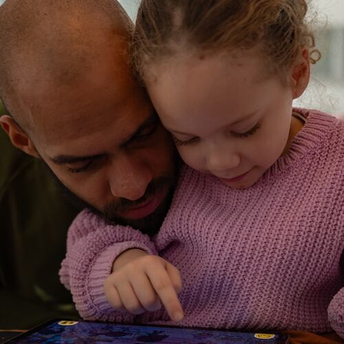 Kasim Edebali and his daughter Yara play a game on a tablet, in Hamburg, Germany. (Patrick Junker/The New York Times 2023)