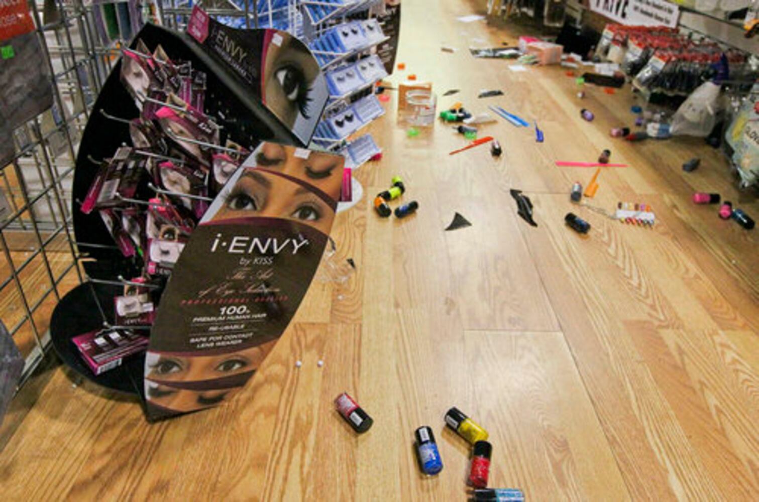 Thieves hit beauty supply store