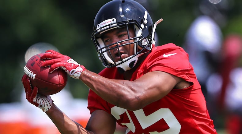 Falcons running back Ito Smith catches a pass during team practice Thursday, May 23, 2019, in Flowery Branch. Curtis Compton/ccompton@ajc.com