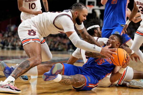 Auburn forward Johni Broome vies for the ball with Florida guard Alijah Martin during the second half in the national semifinals at the Final Four of the NCAA college basketball tournament, Saturday, April 5, 2025, in San Antonio. (AP Photo/Brynn Anderson)