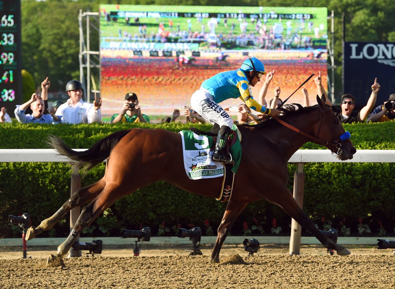 American Pharoah wins Triple Crown