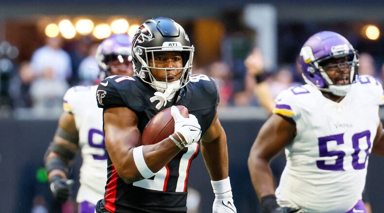 Falcons tight end Jonnu Smith (81) scores a 60-yard pass touchdown Falcons quarterback during the second half against the Minnesota Vikings on Sunday, November 5, 2023, at Mercedes-Benz Stadium in Atlanta. 
Miguel Martinz/miguel.martinezjimenez@ajc.com