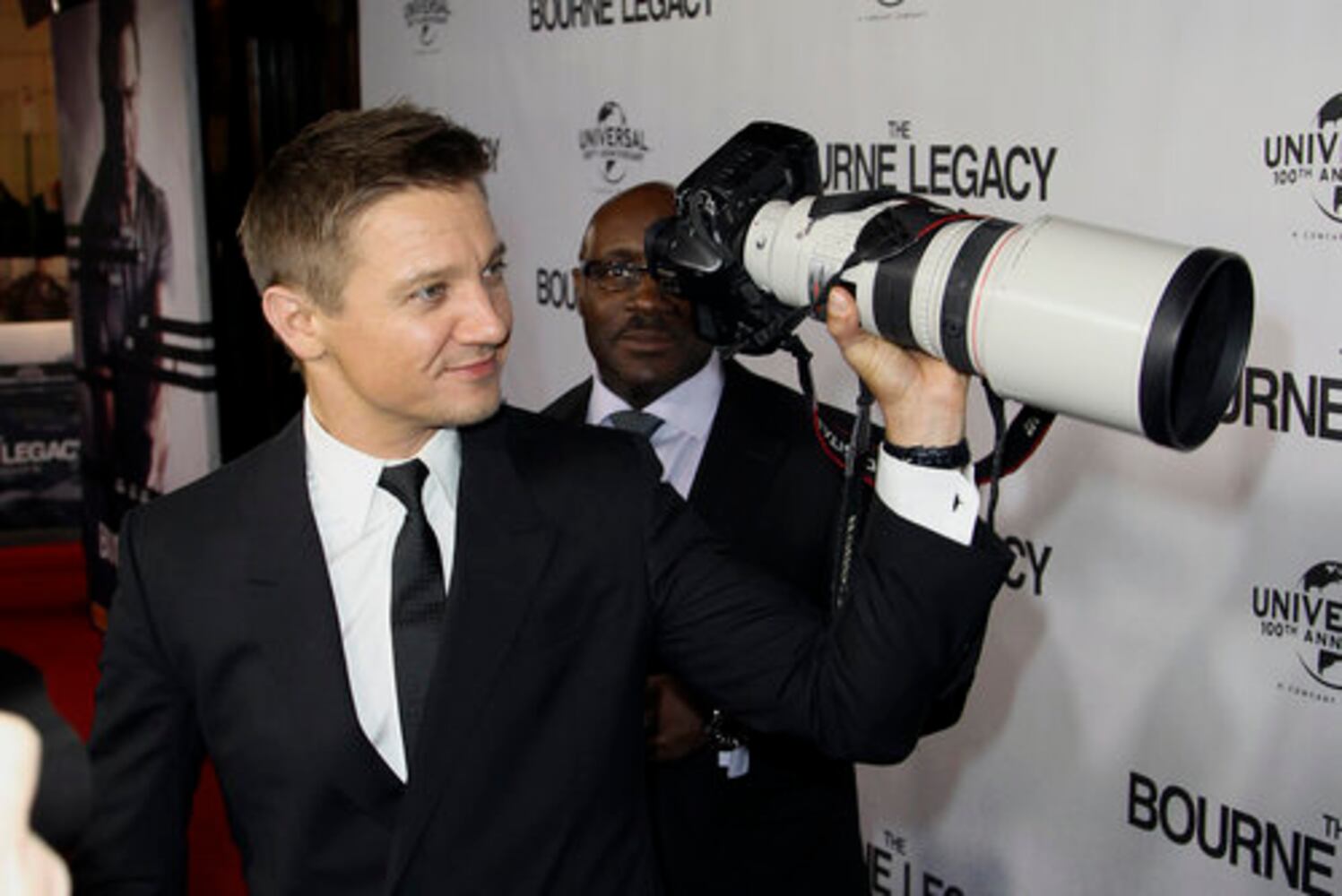 Jeremy Renner mugs at 'Bourne Legacy' premiere