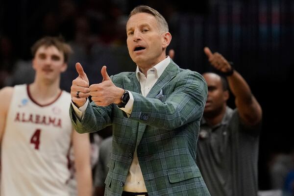 Alabama head coach Nate Oats gestures in the second half of a game against Alabama in the first round of the NCAA college basketball tournament, Friday, March 21, 2025, in Cleveland. (AP Photo/Sue Ogrocki)