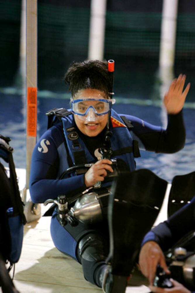 Veterans swim with the fishes at Georgia Aquarium
