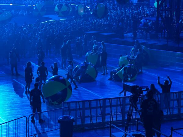Metallica's beach balls were quickly deflated by fans at Mercedes-Benz Stadium on June 3, 2025. (Rodney Ho/AJC)
