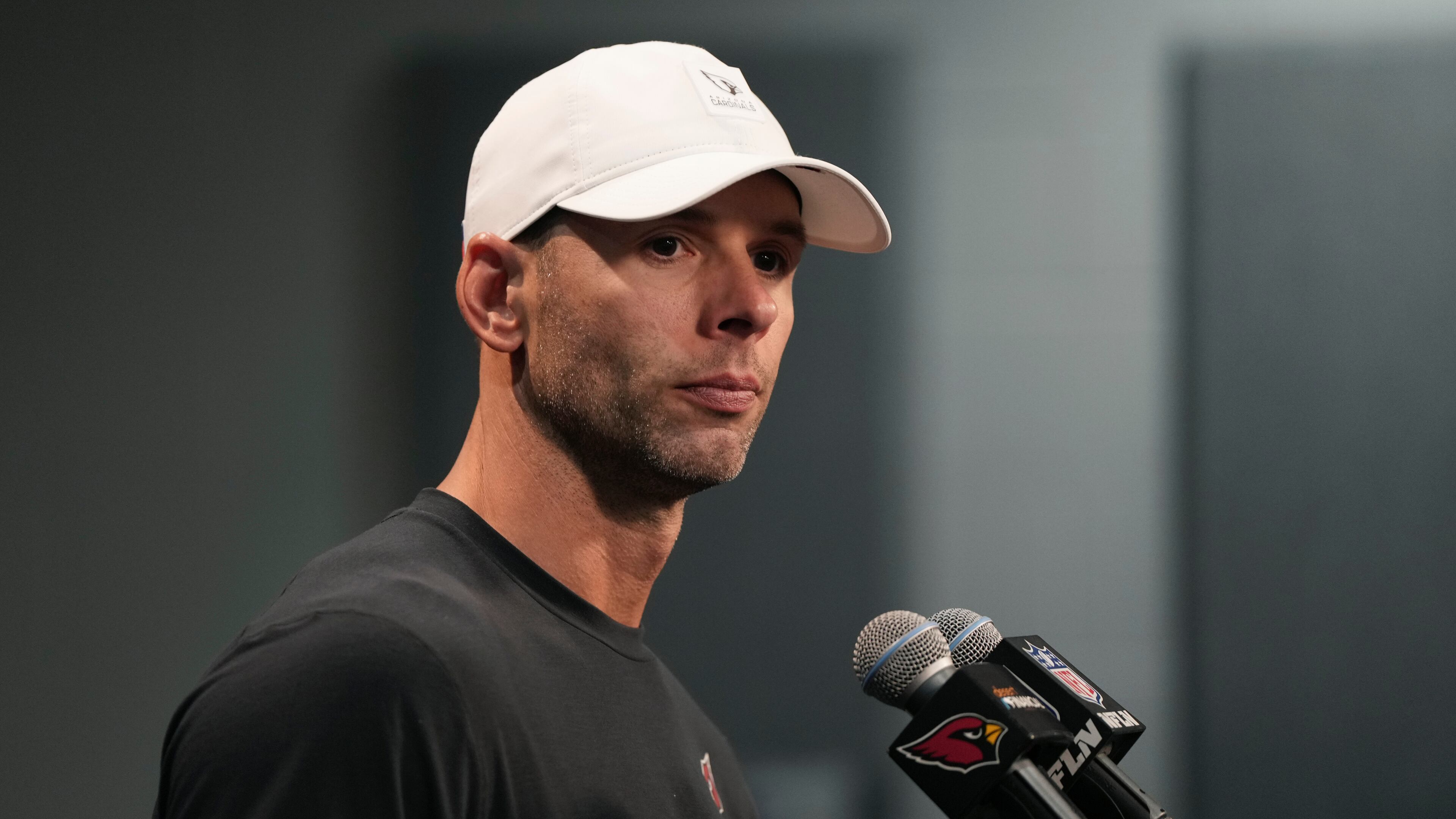 Arizona Cardinals head coach Jonathan Gannon pauses before answering a question during a news conference after an NFL football game against the Tennessee Titans Sunday, Oct. 5, 2025, in Glendale, Ariz. (AP Photo/Rick Scuteri)