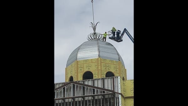 Workers install the stainless steel onion sculpture on the roof of Toombs County's courthouse in 2023. (Courtesy of John Jones)
