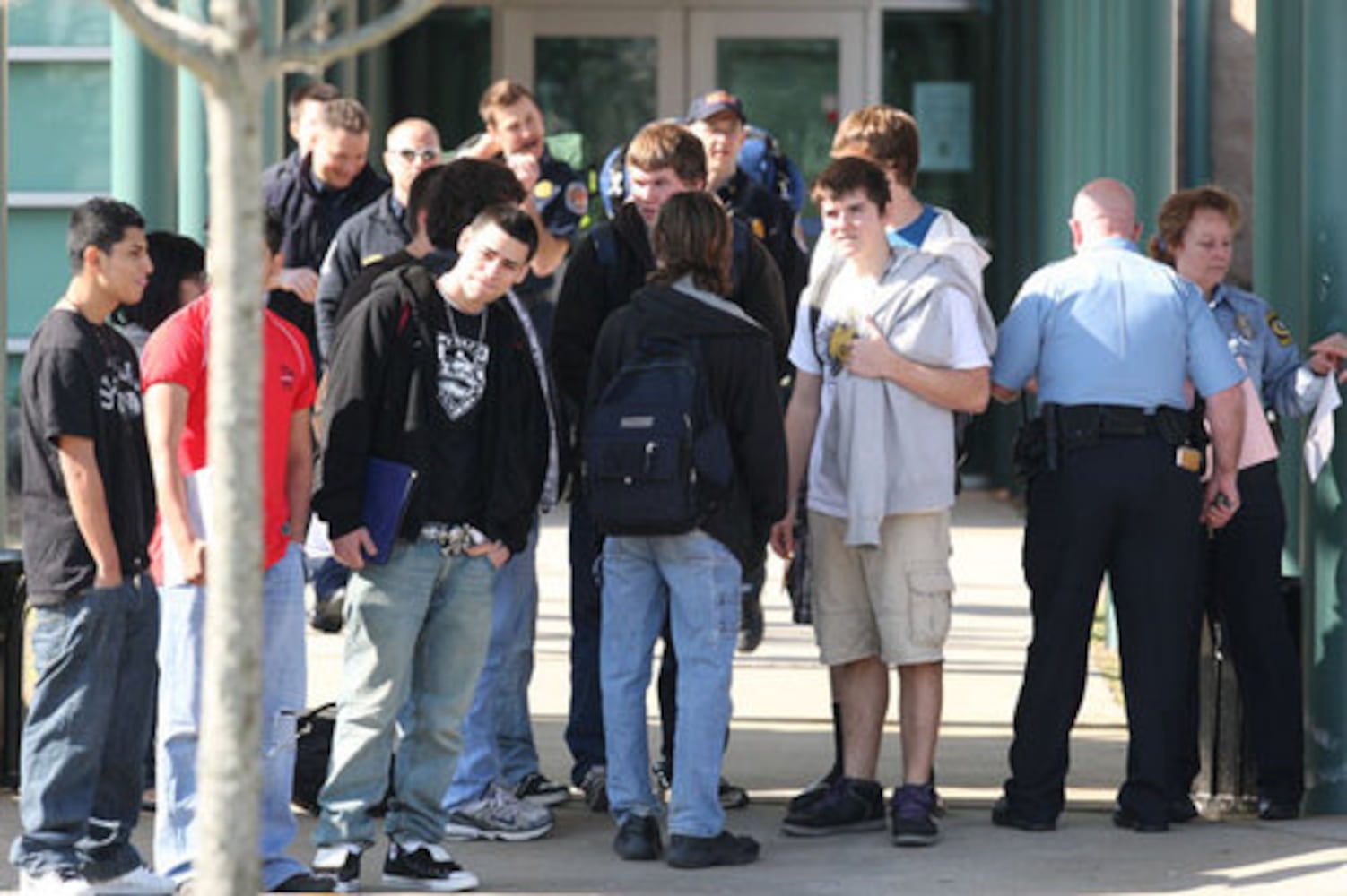 Police surround Woodstock High, remove gun