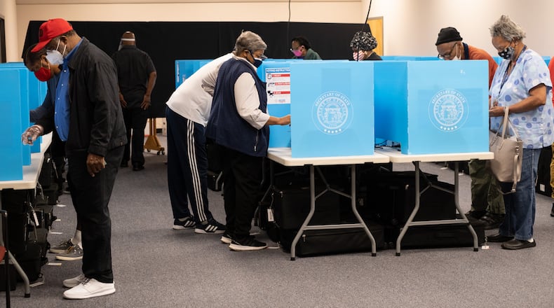 201012-Decatur-Voters make their selections as early voting starts Monday morning October 12, 2020 at the DeKalb County elections office in Decatur. Ben Gray for the Atlanta Journal-Constitution