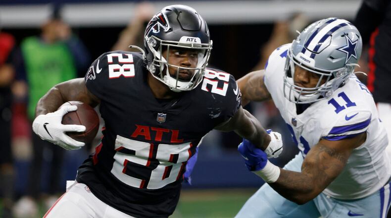 Former Falcons running back Mike Davis (left) rushed for 503 yards on 138 carries and had three touchdowns last season. He also caught 44 of 58 targets out of the backfield for 259 yards and one touchdown. (AP Photo/Ron Jenkins)