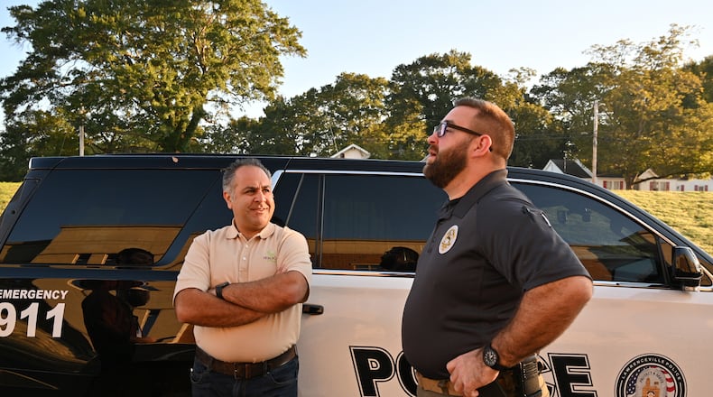 October 20, 2021 Lawrenceville - Pej Mahdavi, behavioral health clinician with View Point Health, talks with Officer Jacob Baird with Lawrenceville Police Department at the parking lot of Lawrenceville Police Department on Wednesday, October 20, 2021. Mahdavi is one of the behavioral health clinicians who assists officers with mental health crises. (Hyosub Shin / Hyosub.Shin@ajc.com)