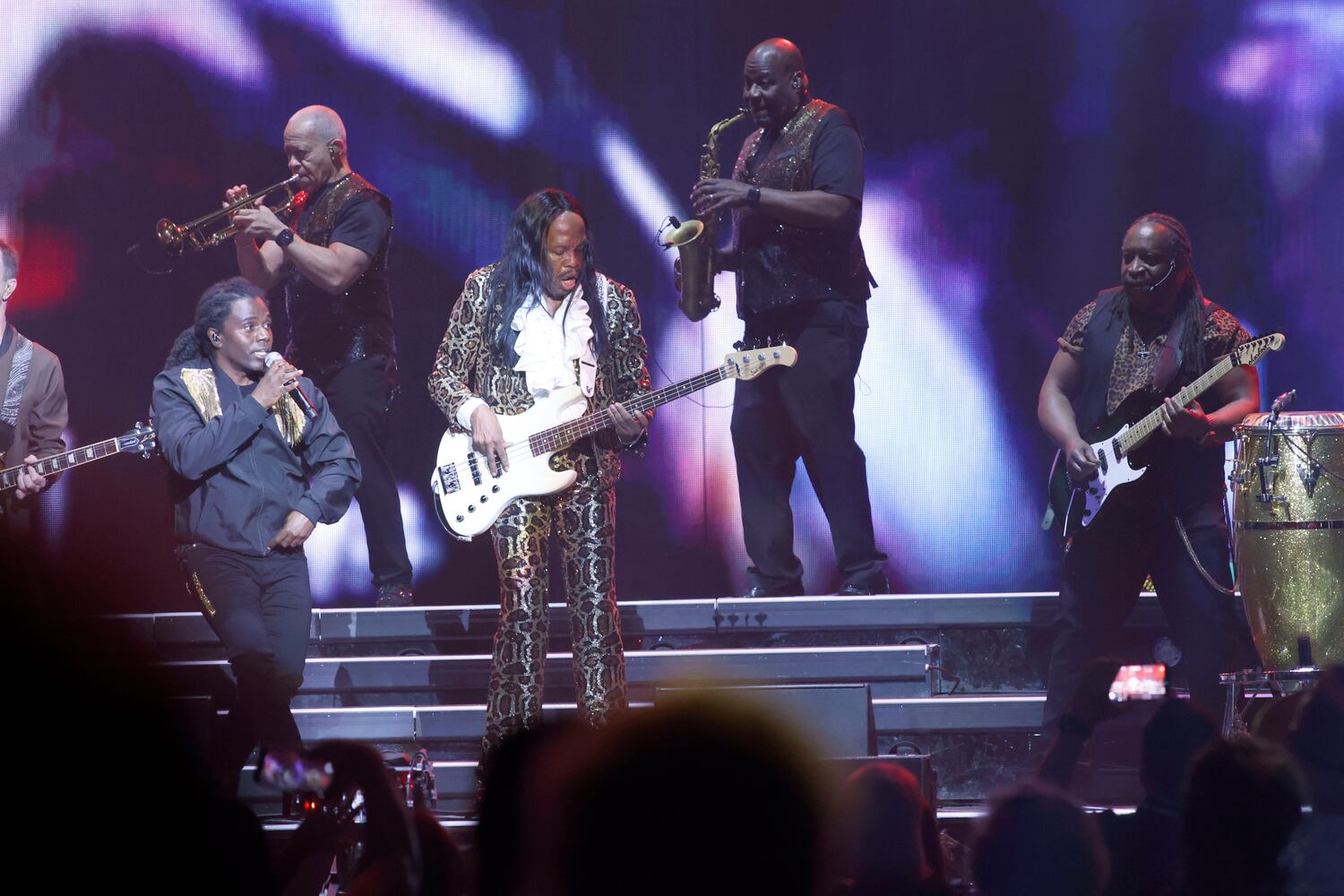 Lionel Richie and Earth, Wind & Fire perform