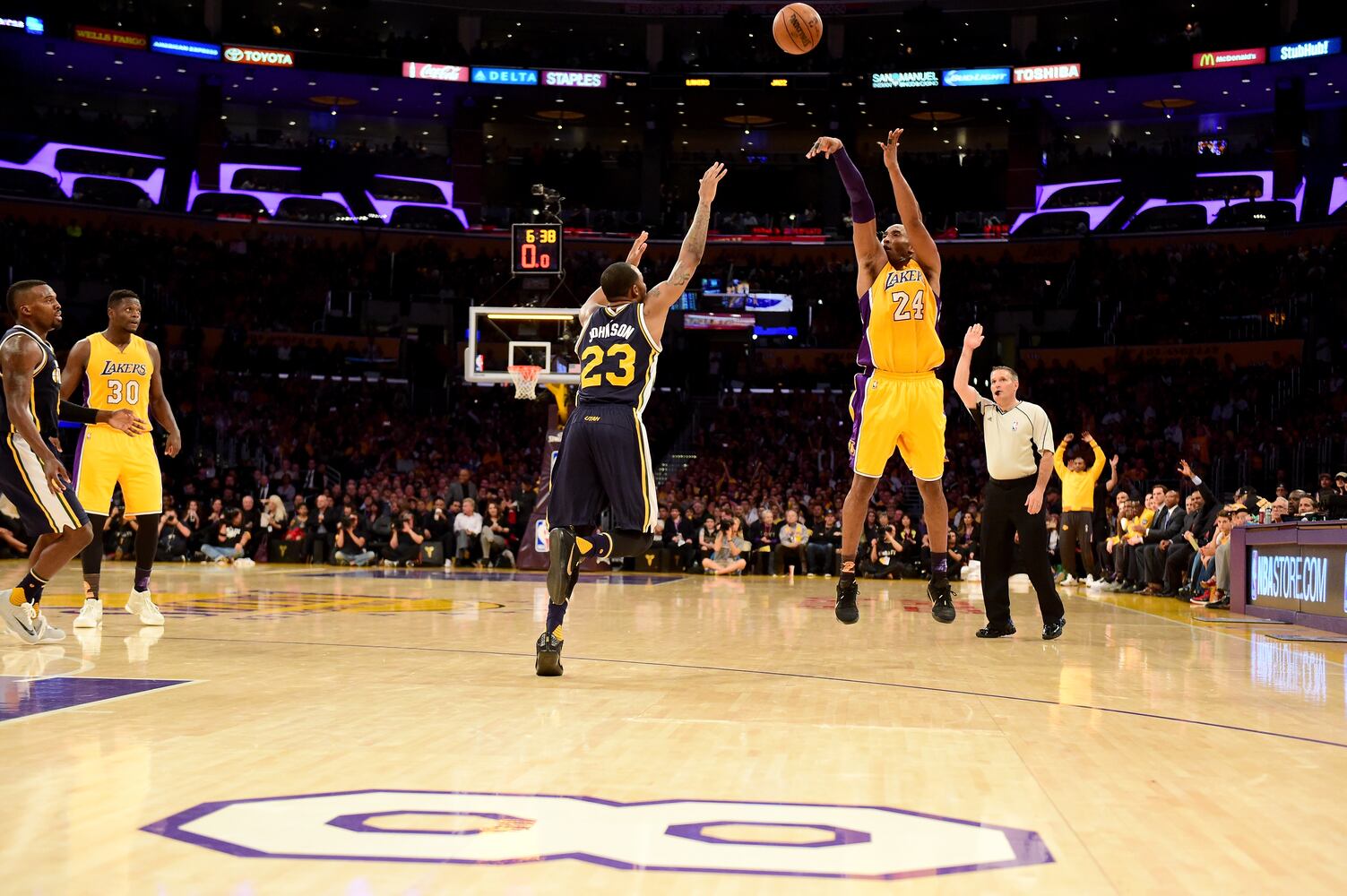 Kobe Bryant scores 60 points in last game