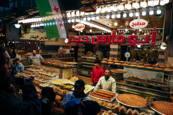 FILE.- Vendors display traditional sweets as residents shop on the first day of Ramadan, the Muslim holy month, in Damascus, Syria, Saturday March 1, 2025. (AP Photo/Omar Sanadiki,File)