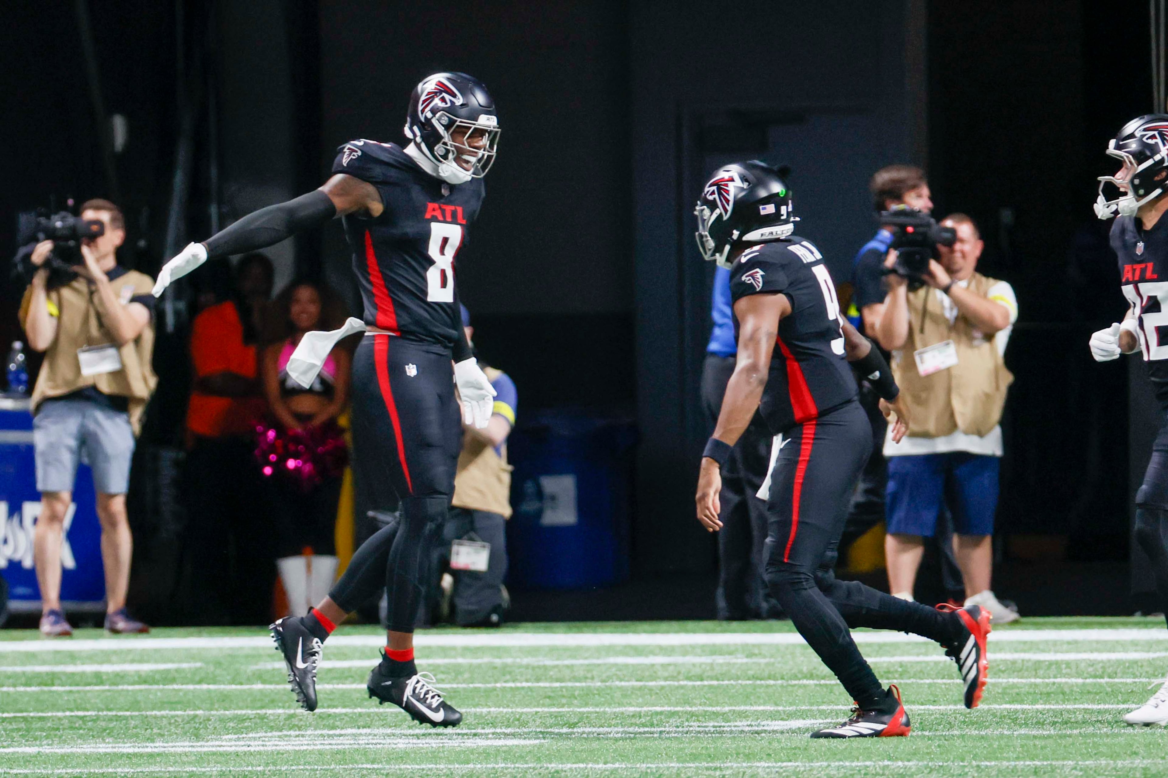 Atlanta Falcons tight end Kyle Pitts (left) celebrates with quarterback Michael Penix Jr. after his touchdown during the second half of an NFL game against the Washington Commanders at Mercedes-Benz Stadium in Atlanta on Sunday, September 28, 2025. (Miguel Martinez/AJC)