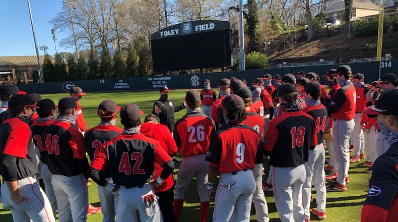 Georgia baseball coach Scott Stricklin addresses his team during a practice. (Christopher Lakos/UGA Sports Communications)