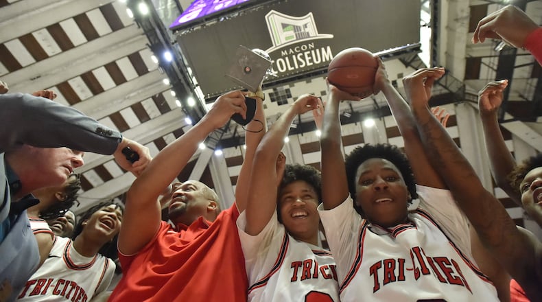 March 10, 2022 Macon - Tri-Cities' head coach Omari Forts and players celebrate their victory over Eagle's Landing during the 2022 GHSA State Basketball Class AAAAA Boys Championship game at the Macon Centreplex in Macon on Thursday, March 10, 2022. Tri-Cities won 67-59 over Eagle's Landing. (Hyosub Shin / Hyosub.Shin@ajc.com)