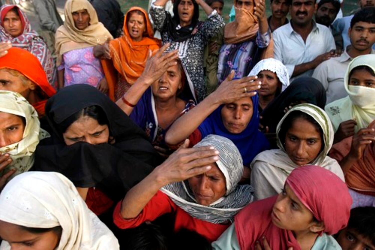 Pakistan mourns, buries Bhutto