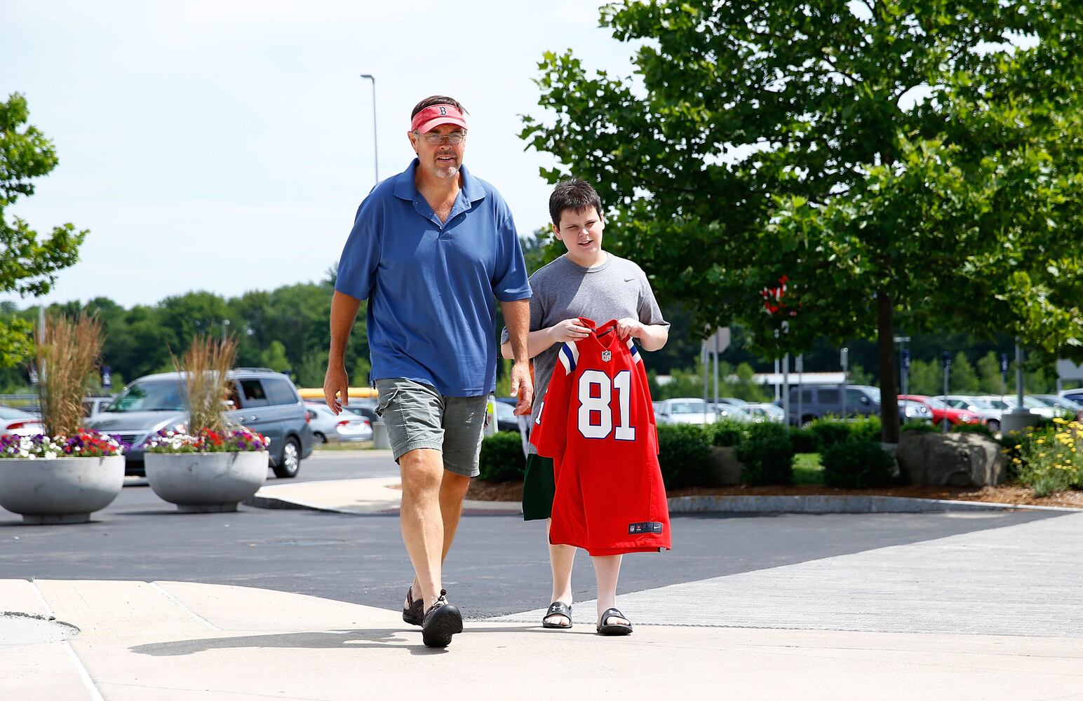 Patriots fans trade Aaron Hernandez jerseys