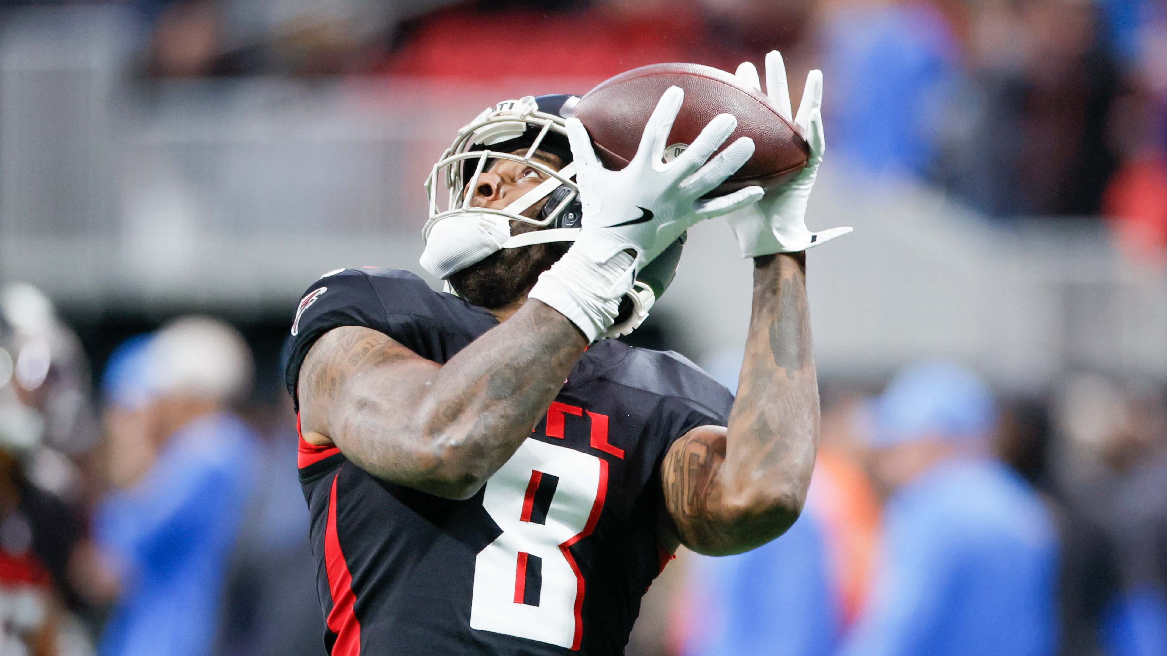 Atlanta Falcons tight end Kyle Pitts catches the ball during warmups before the Falcons face the Los Angeles Chargers at Mercedes-Benz Stadium in Atlanta. (Miguel Martinez/AJC 2024)