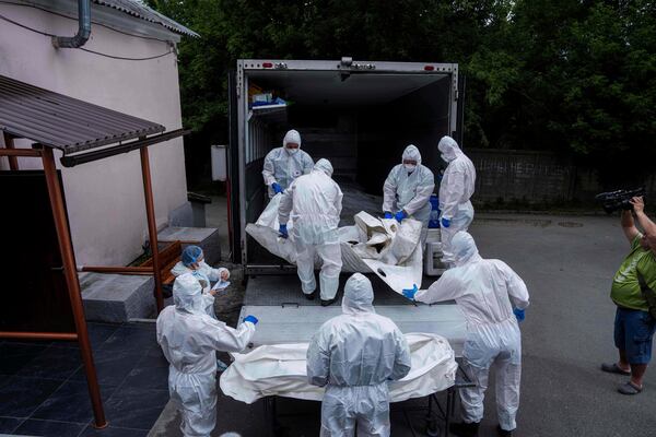 Ukrainian servicemen carry a body of their comrade repatriated from Russia, at the morgue in Kyiv, Ukraine, on Thursday, June 26, 2025. (AP Photo/Evgeniy Maloletka)