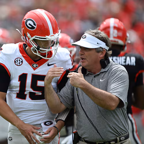 Without the spring transfer portal, Georgia head coach Kirby Smart said, he can focus on his team instead of thinking about who might leave. On G-Day, he instructs QB Ryan Montgomery. (Hyosub Shin/AJC)