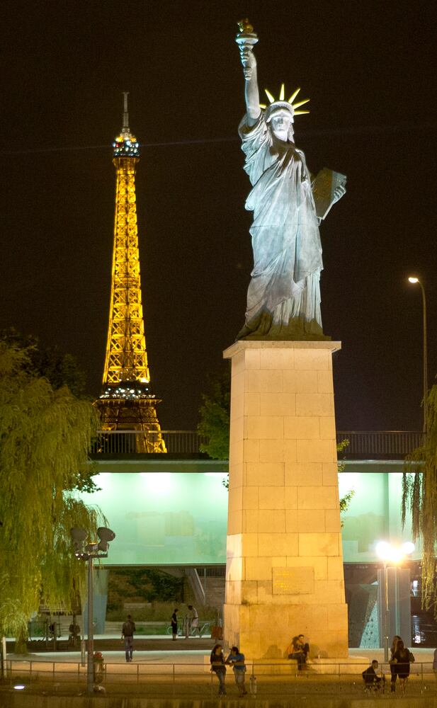 Images of famous landmarks along the Seine River