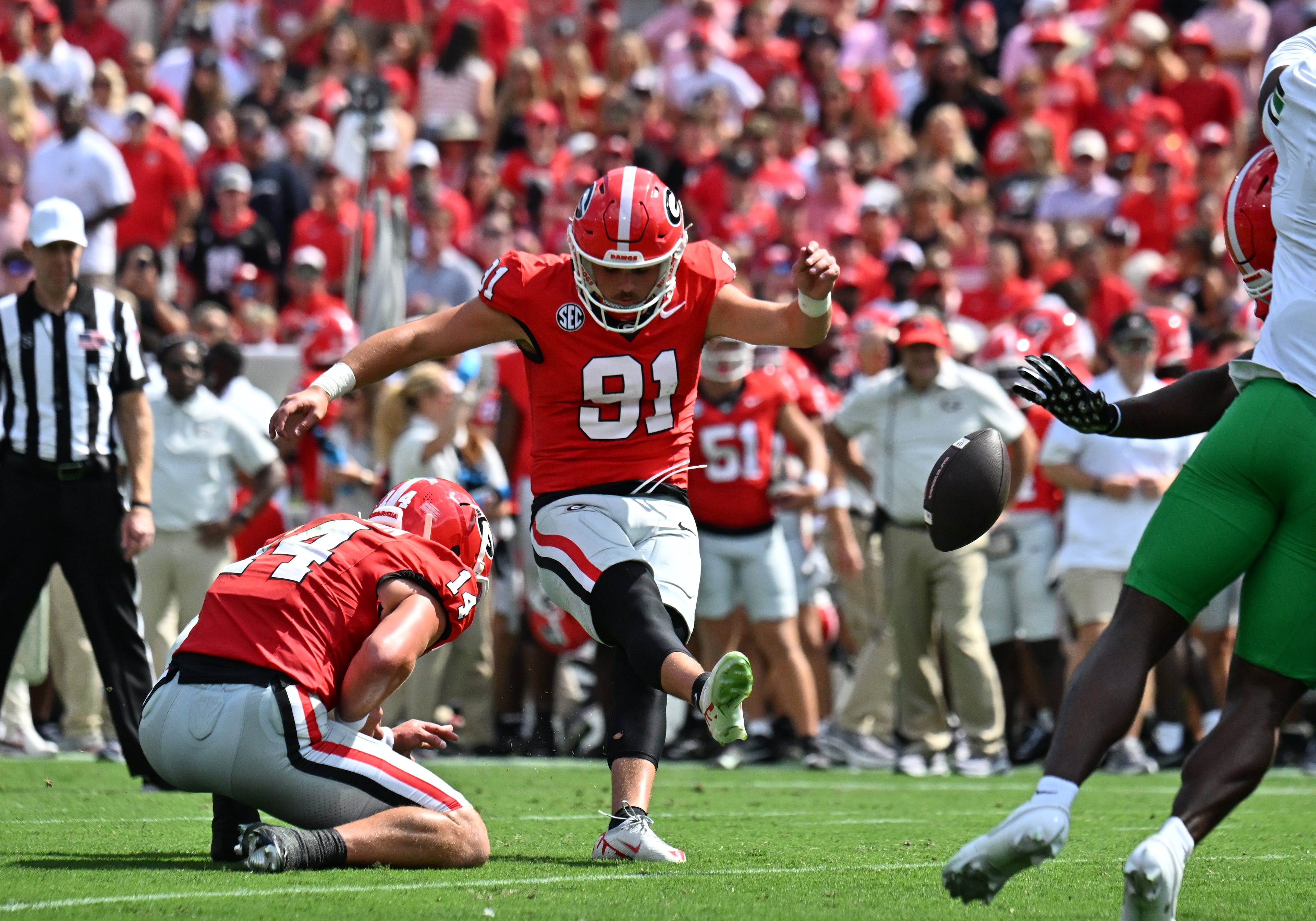 Georgia place kicker Peyton Woodring (91) hits a field goal during the first half in an NCAA football game at Sanford Stadium, Saturday, August 30, 2025, in Athens. (Hyosub Shin / AJC)