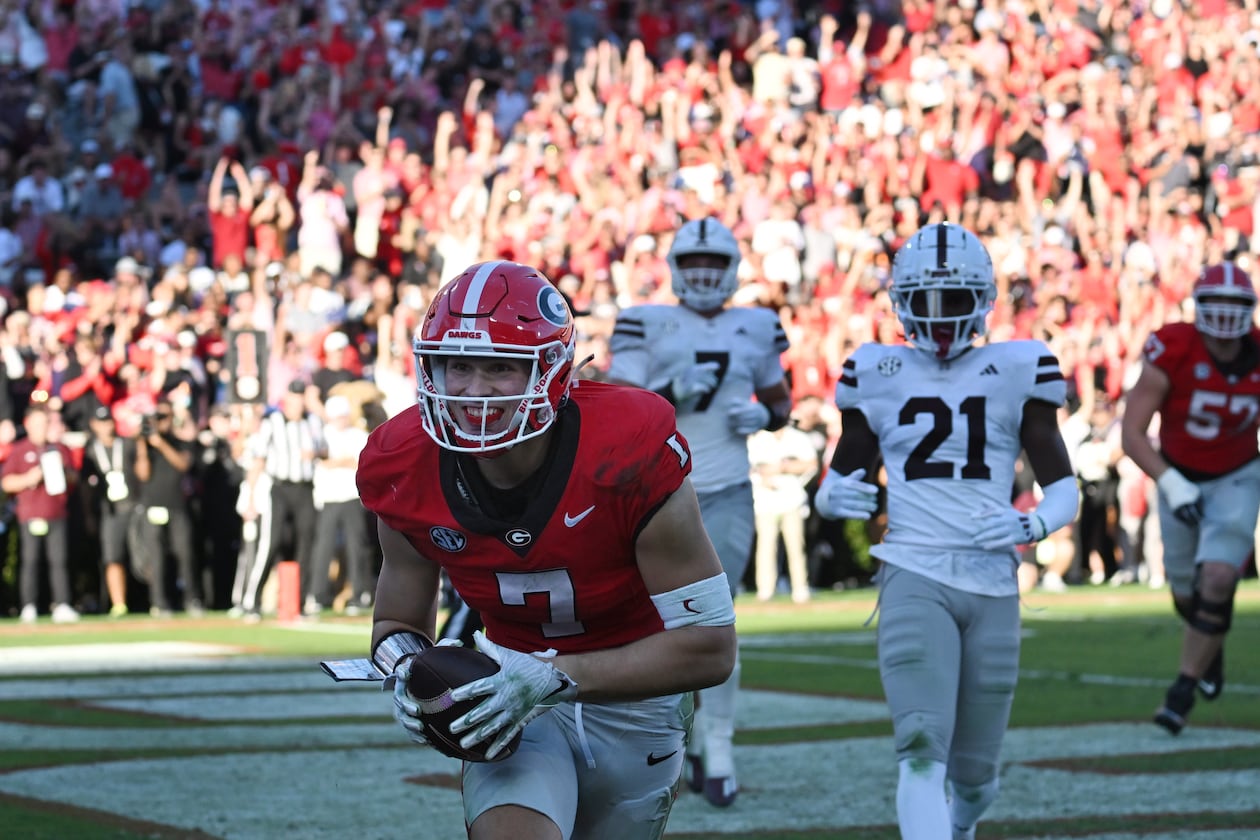 Georgia tight end Lawson Luckie (7) scores a touchdown during the first half in an NCAA football game at Sanford Stadium, Saturday, October 12, 2024, in Athens. (Hyosub Shin/AJC)