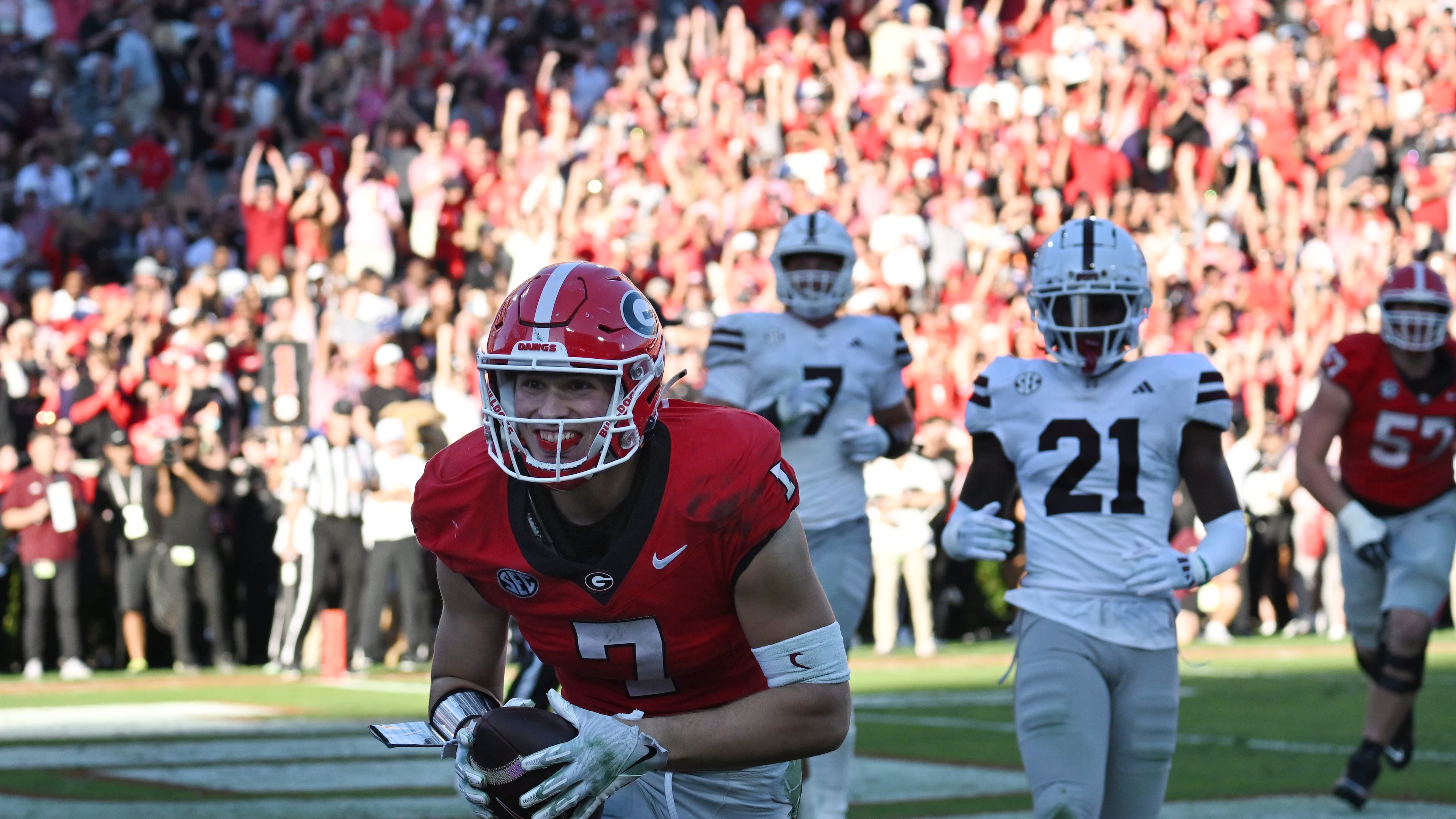Georgia tight end Lawson Luckie (7) scores a touchdown during the first half in an NCAA football game at Sanford Stadium, Saturday, October 12, 2024, in Athens. (Hyosub Shin/AJC)