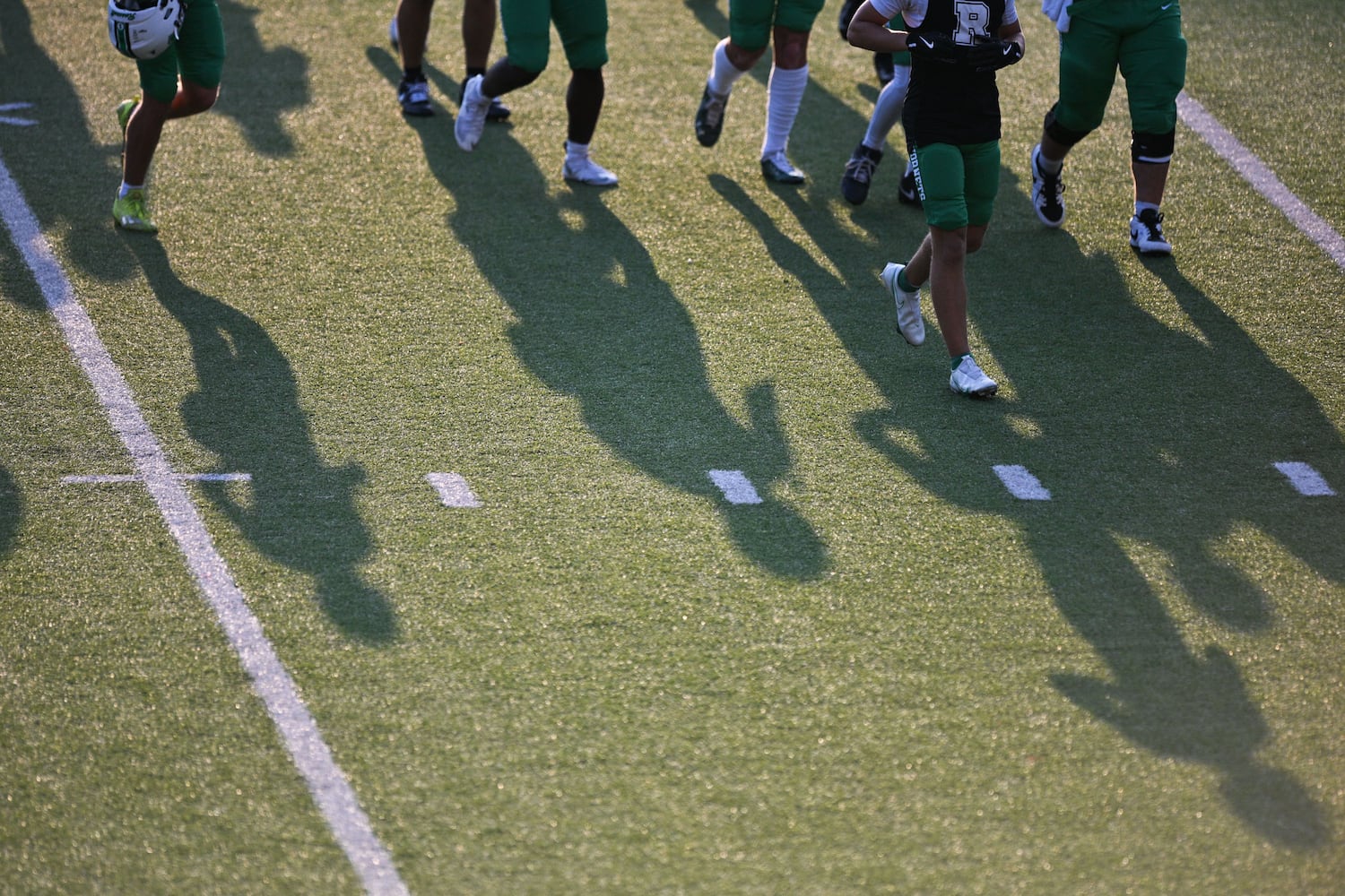 The Roswell Hornets warm up prior to the start of their game against Walton Friday, August 29, 2025 at Walton High School. (Daniel Varnado/For the Atlanta Journal-Constitution)